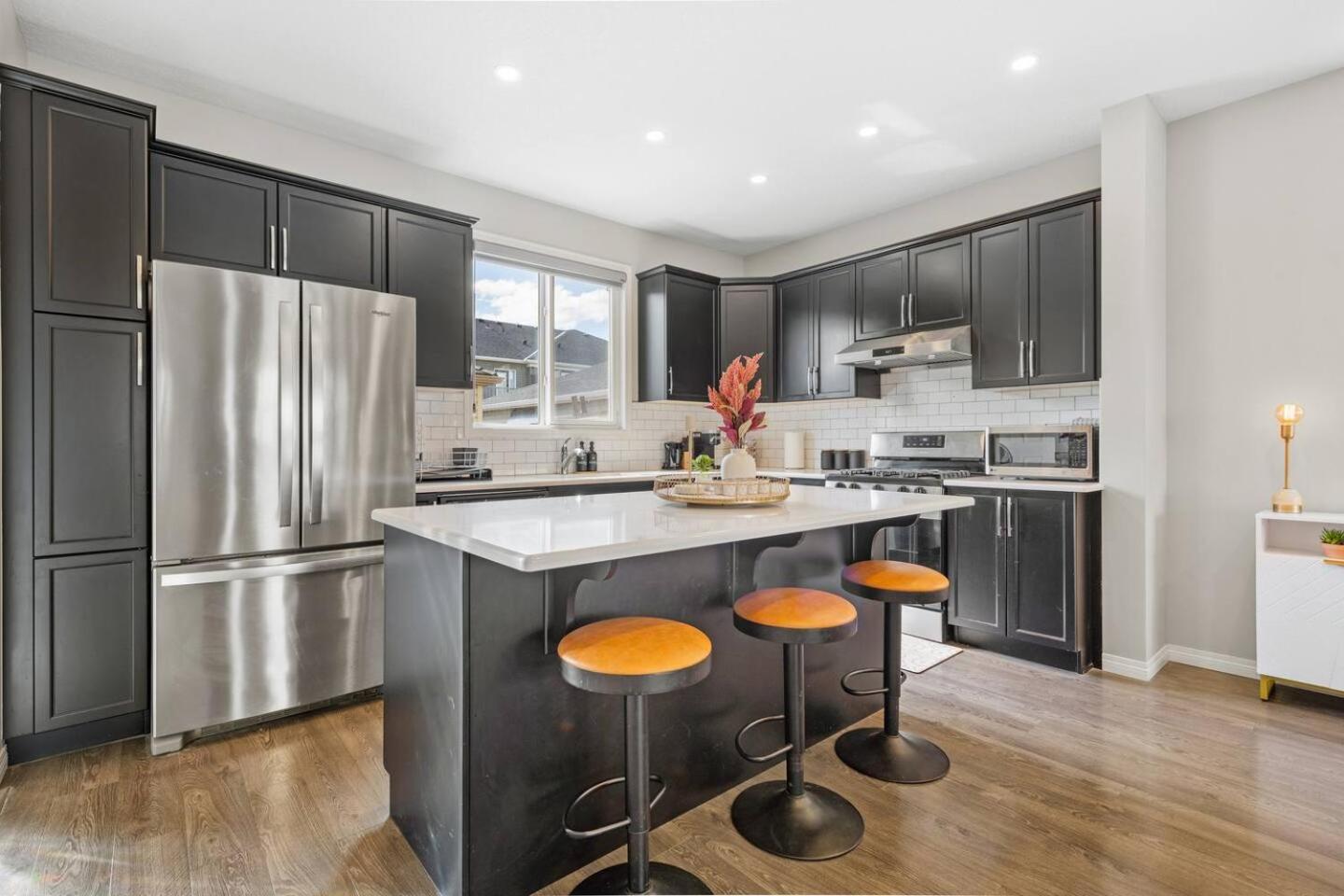 Stylish Designer's Favorite Home with Free Banff Pass, Netflix, Double Garage, Sleeps 8