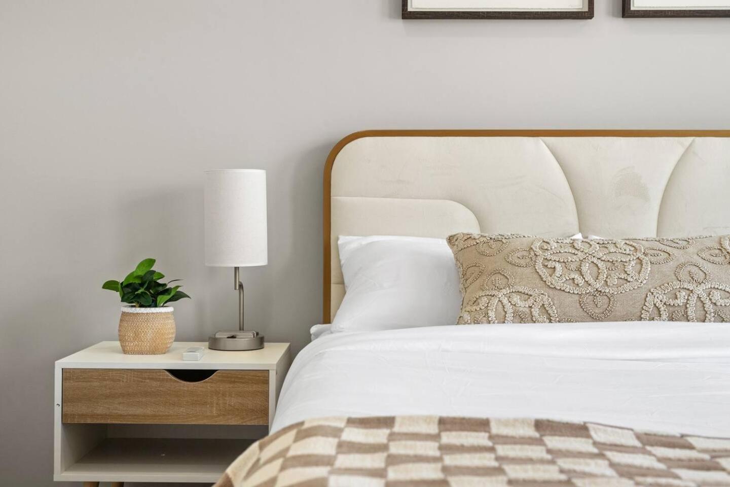 Stylish Designer's Favorite Home with Free Banff Pass, Netflix, Double Garage, Sleeps 8