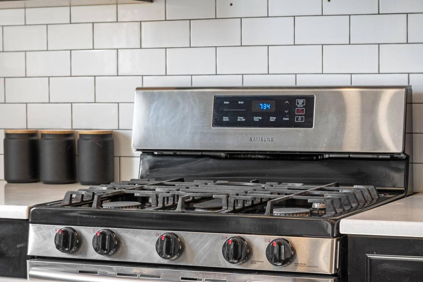 Stylish Designer's Favorite Home with Free Banff Pass, Netflix, Double Garage, Sleeps 8