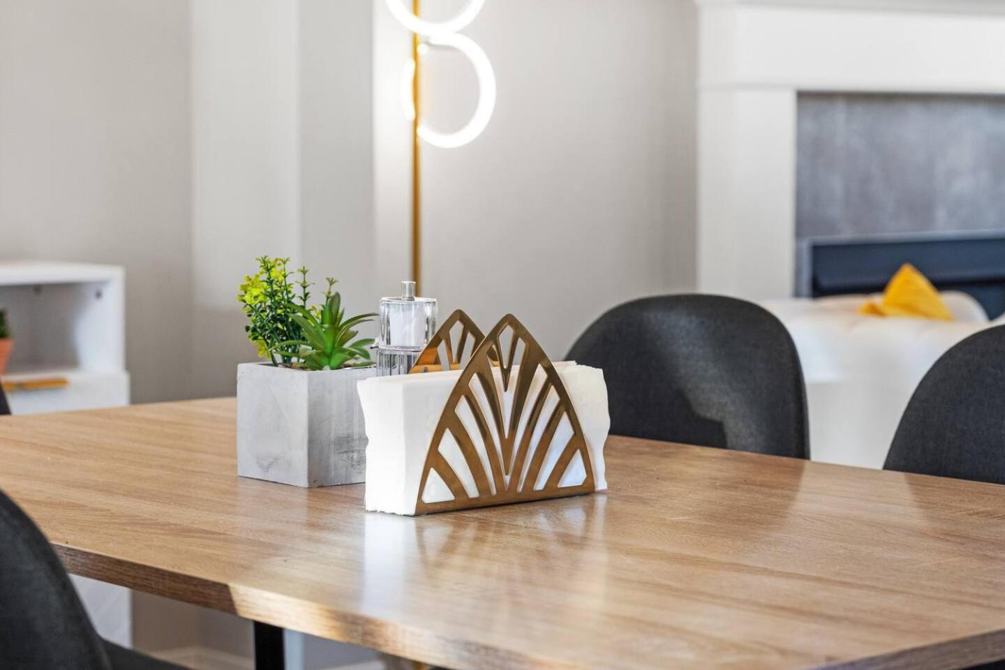 Stylish Designer's Favorite Home with Free Banff Pass, Netflix, Double Garage, Sleeps 8
