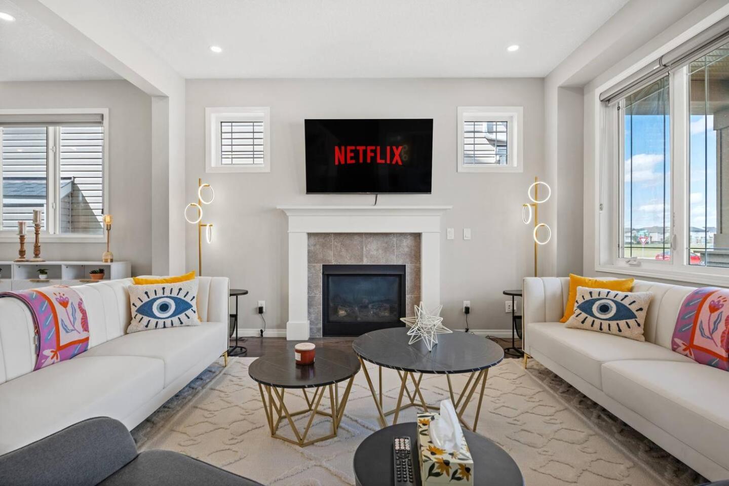 Stylish Designer's Favorite Home with Free Banff Pass, Netflix, Double Garage, Sleeps 8