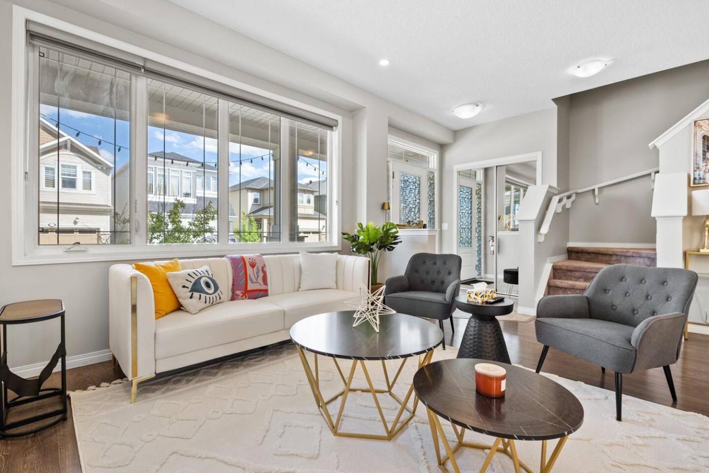 Stylish Designer's Favorite Home with Free Banff Pass, Netflix, Double Garage, Sleeps 8
