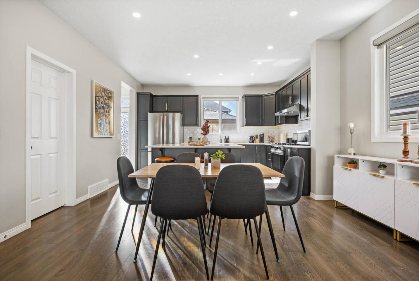 Stylish Designer's Favorite Home with Free Banff Pass, Netflix, Double Garage, Sleeps 8