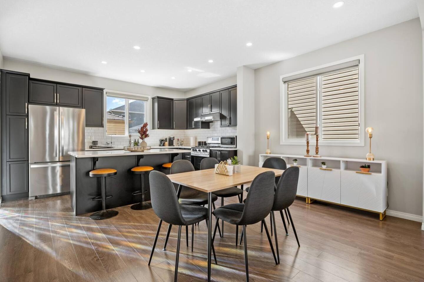 Stylish Designer's Favorite Home with Free Banff Pass, Netflix, Double Garage, Sleeps 8