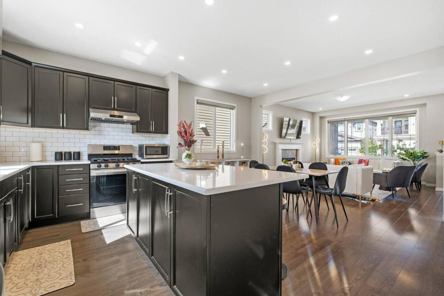 Stylish Designer's Favorite Home with Free Banff Pass, Netflix, Double Garage, Sleeps 8