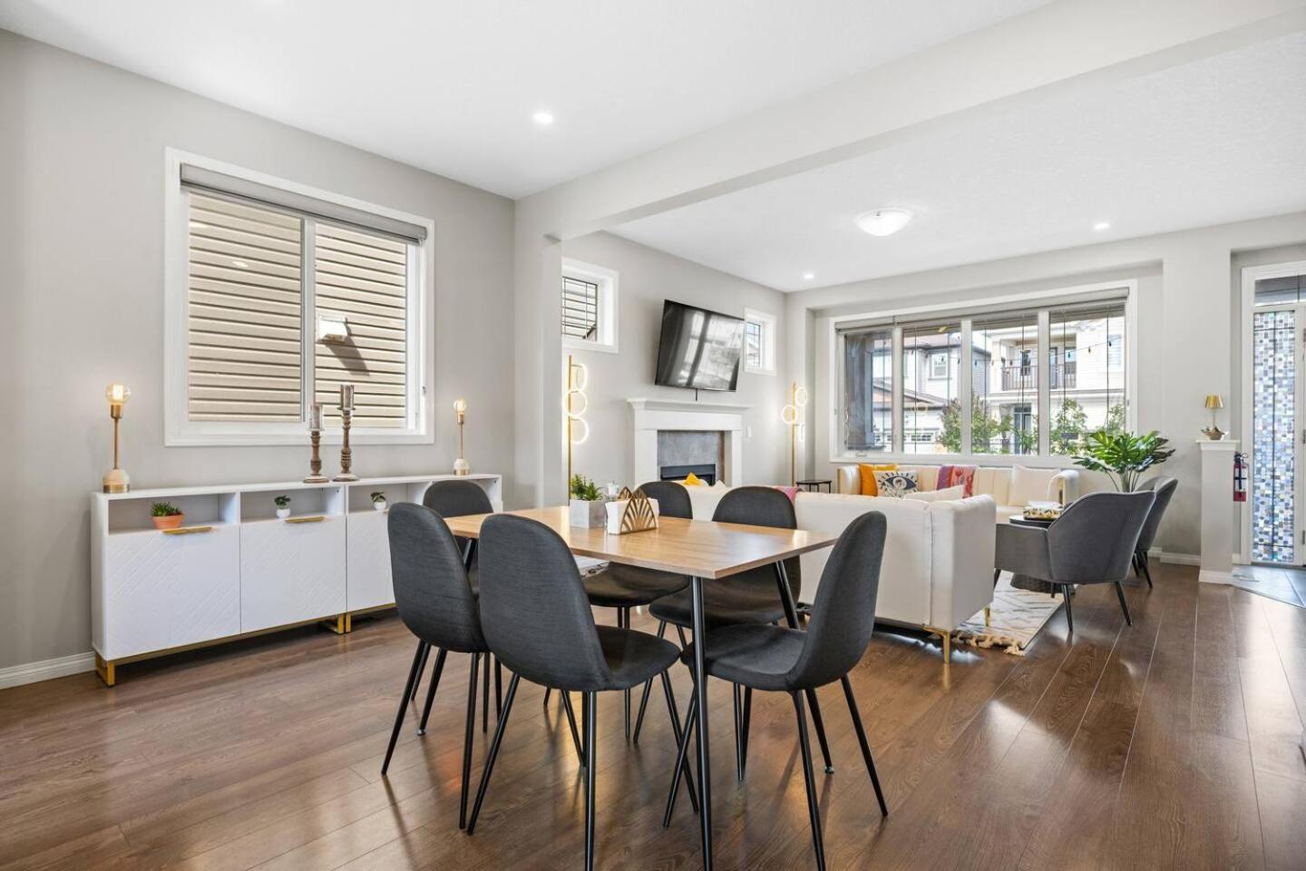 Stylish Designer's Favorite Home with Free Banff Pass, Netflix, Double Garage, Sleeps 8