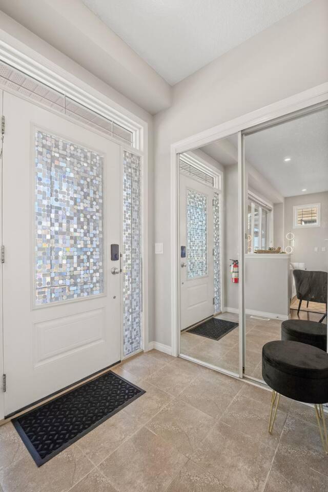 Stylish Designer's Favorite Home with Free Banff Pass, Netflix, Double Garage, Sleeps 8