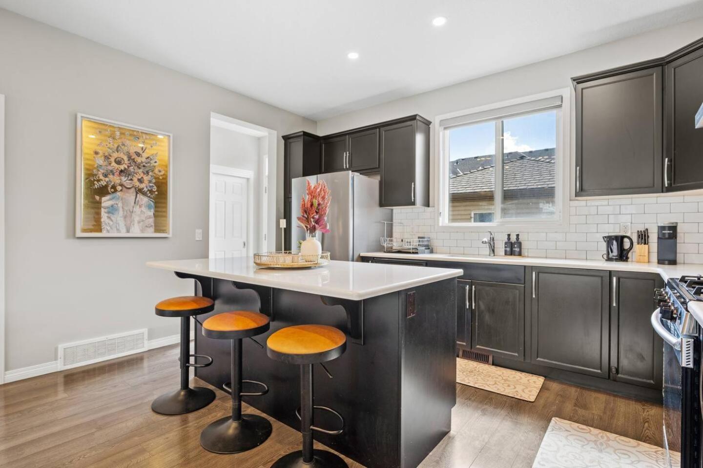 Stylish Designer's Favorite Home with Free Banff Pass, Netflix, Double Garage, Sleeps 8