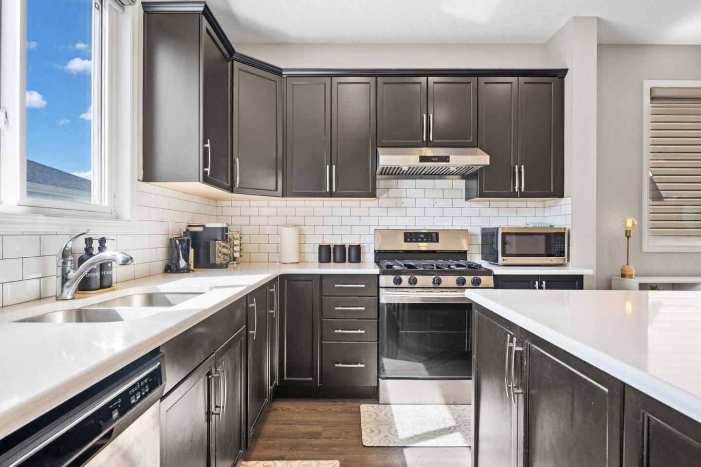 Stylish Designer's Favorite Home with Free Banff Pass, Netflix, Double Garage, Sleeps 8