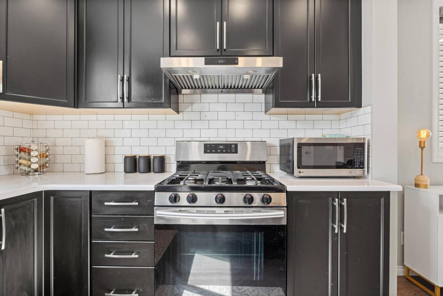 Stylish Designer's Favorite Home with Free Banff Pass, Netflix, Double Garage, Sleeps 8