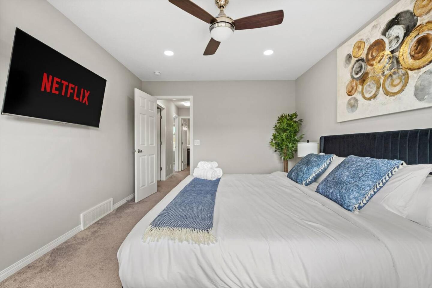 Stylish Designer's Favorite Home with Free Banff Pass, Netflix, Double Garage, Sleeps 8
