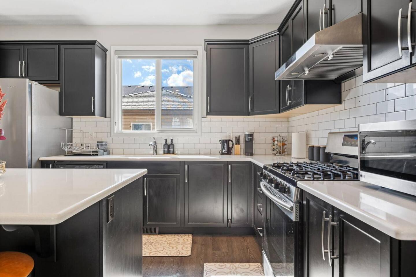 Stylish Designer's Favorite Home with Free Banff Pass, Netflix, Double Garage, Sleeps 8