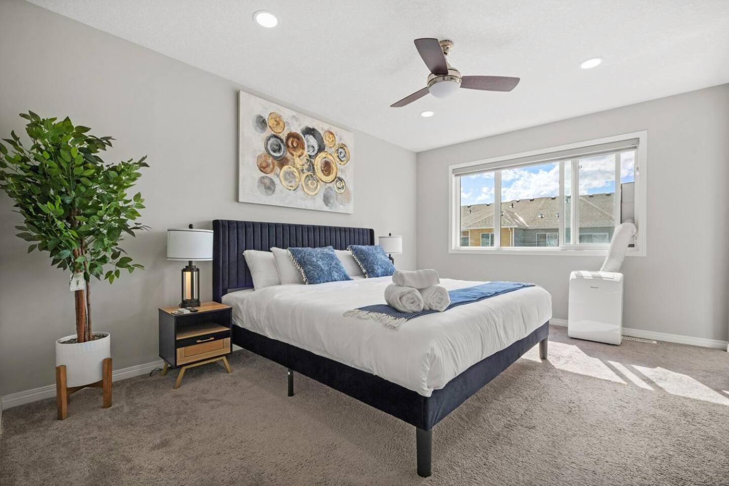 Stylish Designer's Favorite Home with Free Banff Pass, Netflix, Double Garage, Sleeps 8