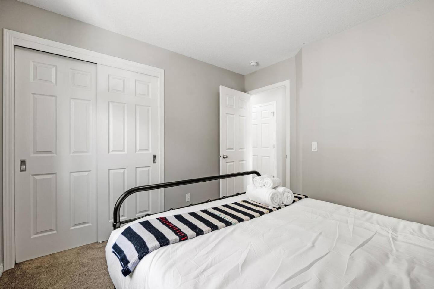 Stylish Designer's Favorite Home with Free Banff Pass, Netflix, Double Garage, Sleeps 8
