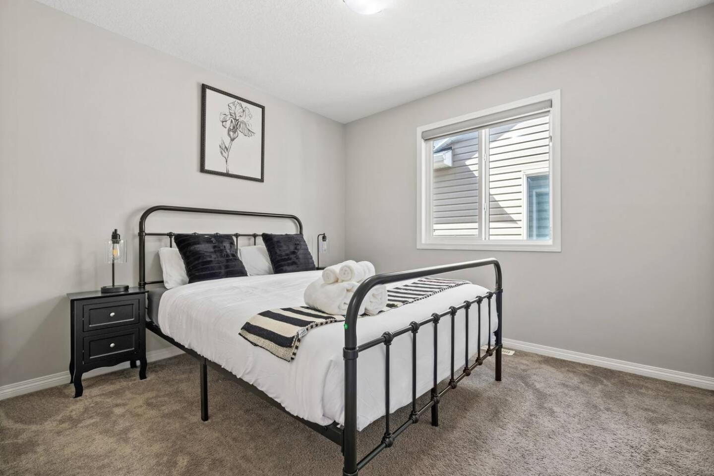 Stylish Designer's Favorite Home with Free Banff Pass, Netflix, Double Garage, Sleeps 8
