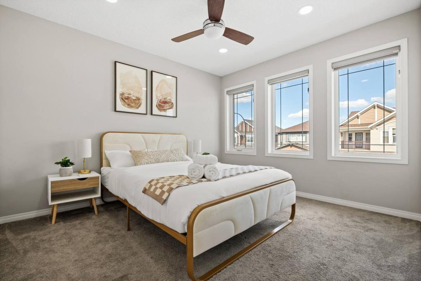 Stylish Designer's Favorite Home with Free Banff Pass, Netflix, Double Garage, Sleeps 8