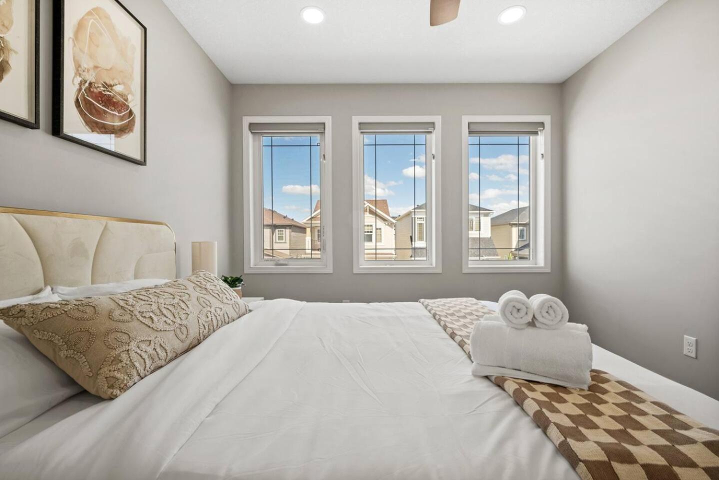 Stylish Designer's Favorite Home with Free Banff Pass, Netflix, Double Garage, Sleeps 8