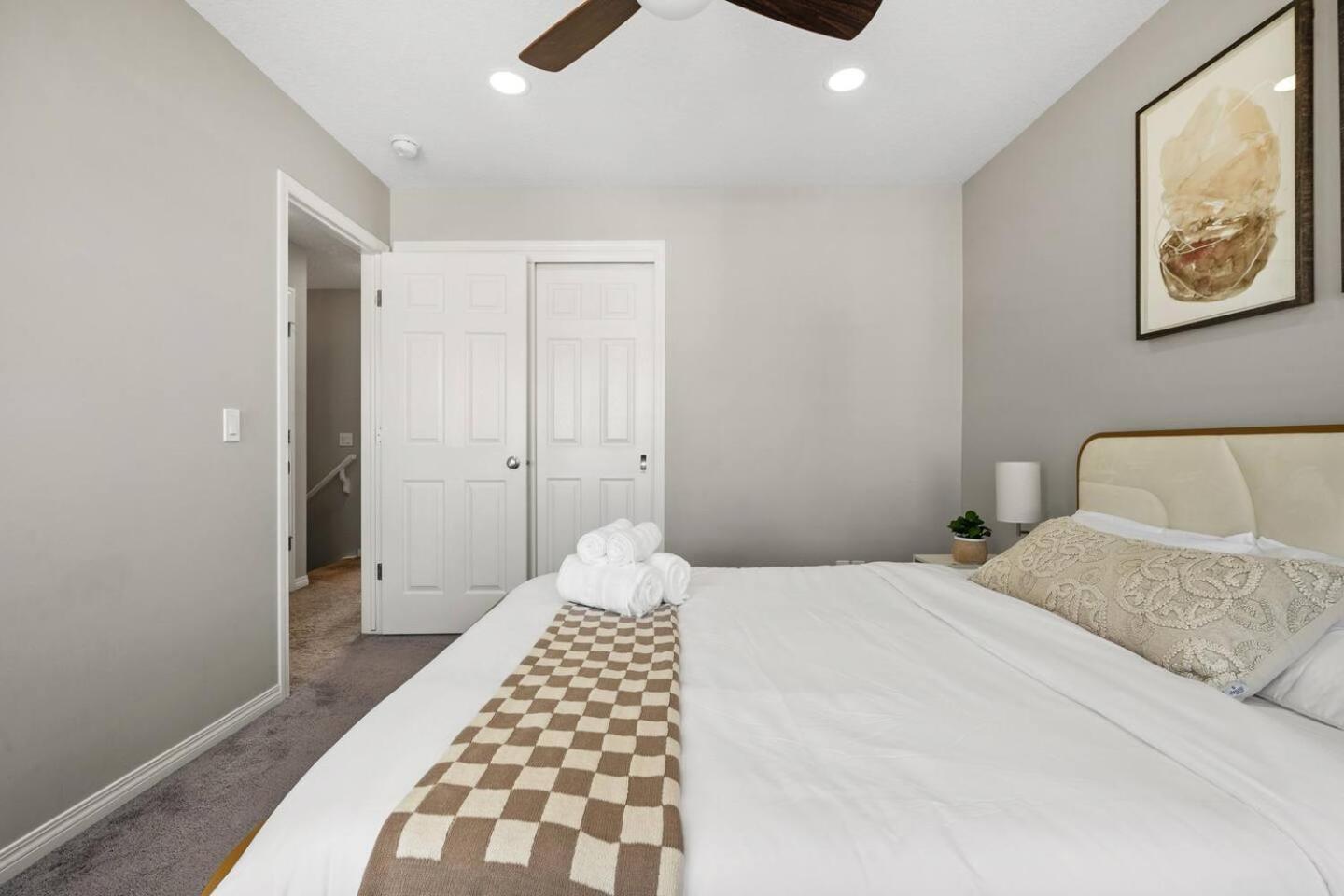 Stylish Designer's Favorite Home with Free Banff Pass, Netflix, Double Garage, Sleeps 8