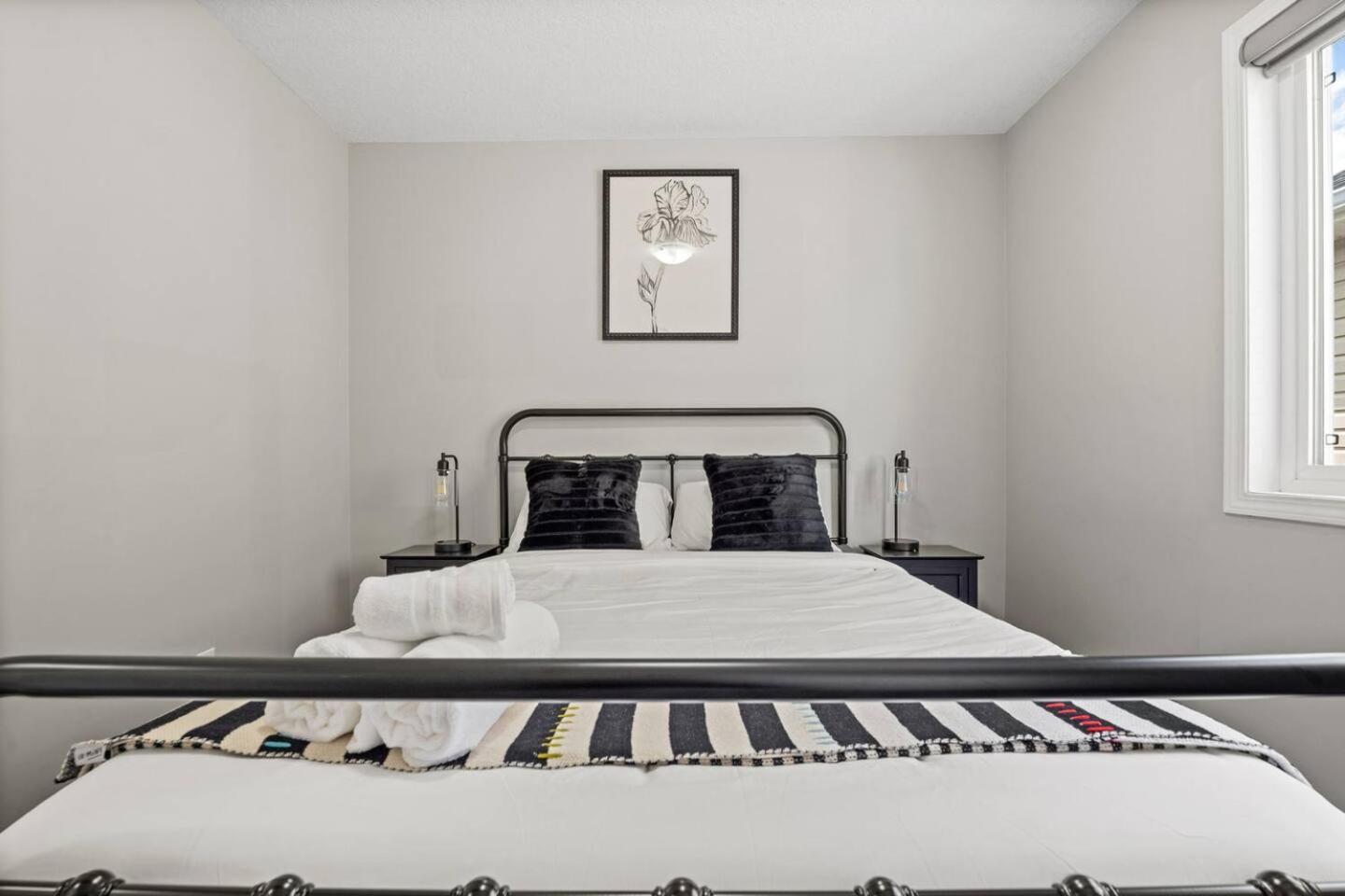 Stylish Designer's Favorite Home with Free Banff Pass, Netflix, Double Garage, Sleeps 8
