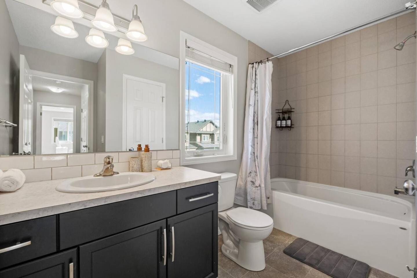 Stylish Designer's Favorite Home with Free Banff Pass, Netflix, Double Garage, Sleeps 8