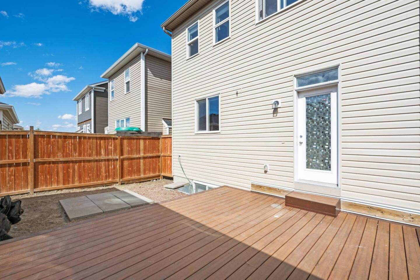 Stylish Designer's Favorite Home with Free Banff Pass, Netflix, Double Garage, Sleeps 8