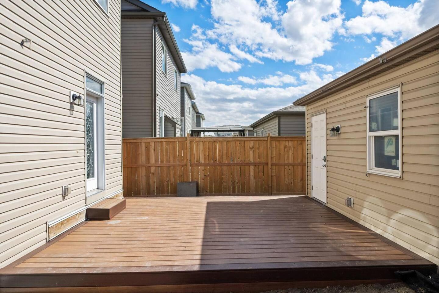 Stylish Designer's Favorite Home with Free Banff Pass, Netflix, Double Garage, Sleeps 8