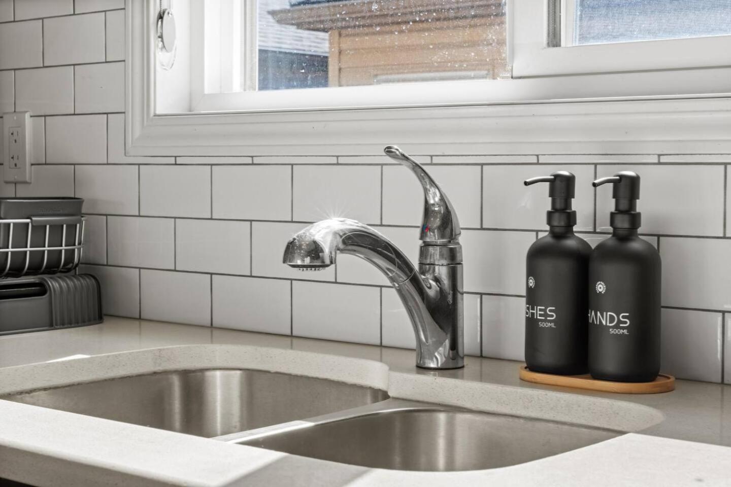 Stylish Designer's Favorite Home with Free Banff Pass, Netflix, Double Garage, Sleeps 8