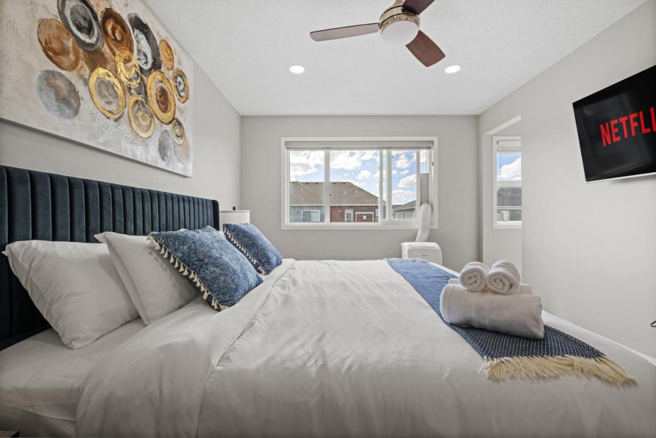 Stylish Designer's Favorite Home with Free Banff Pass, Netflix, Double Garage, Sleeps 8