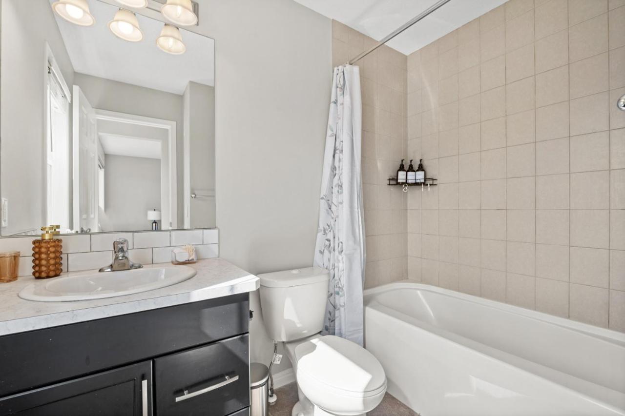 Stylish Designer's Favorite Home with Free Banff Pass, Netflix, Double Garage, Sleeps 8