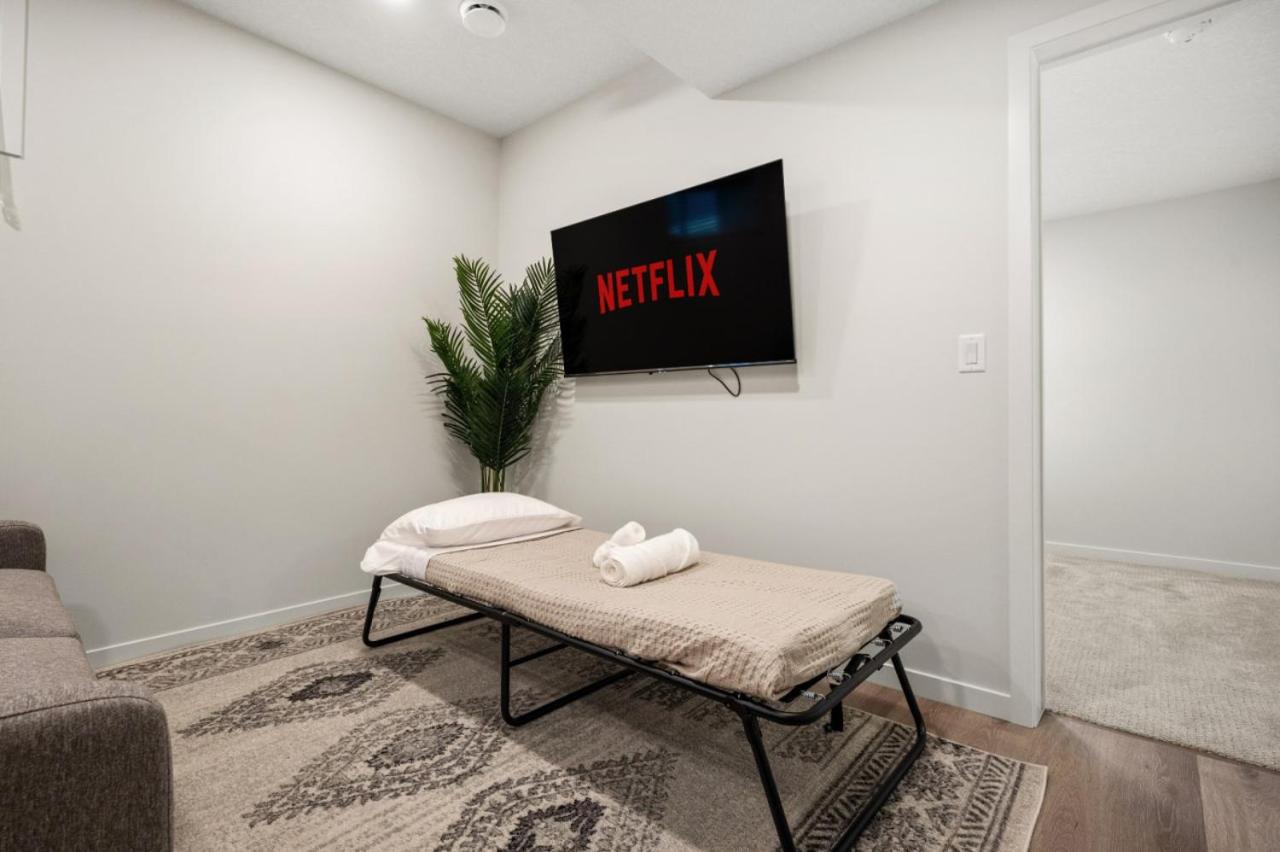 Stylish Designer's Favorite Home with Free Banff Pass, Netflix, Double Garage, Sleeps 8