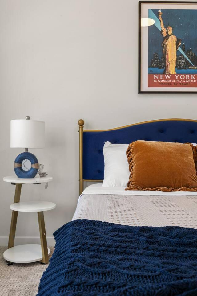 Entire 4 Bedroom House Including Basement with King Size Bed, Upgrade Your Stay, Netflix, Sleeps 14