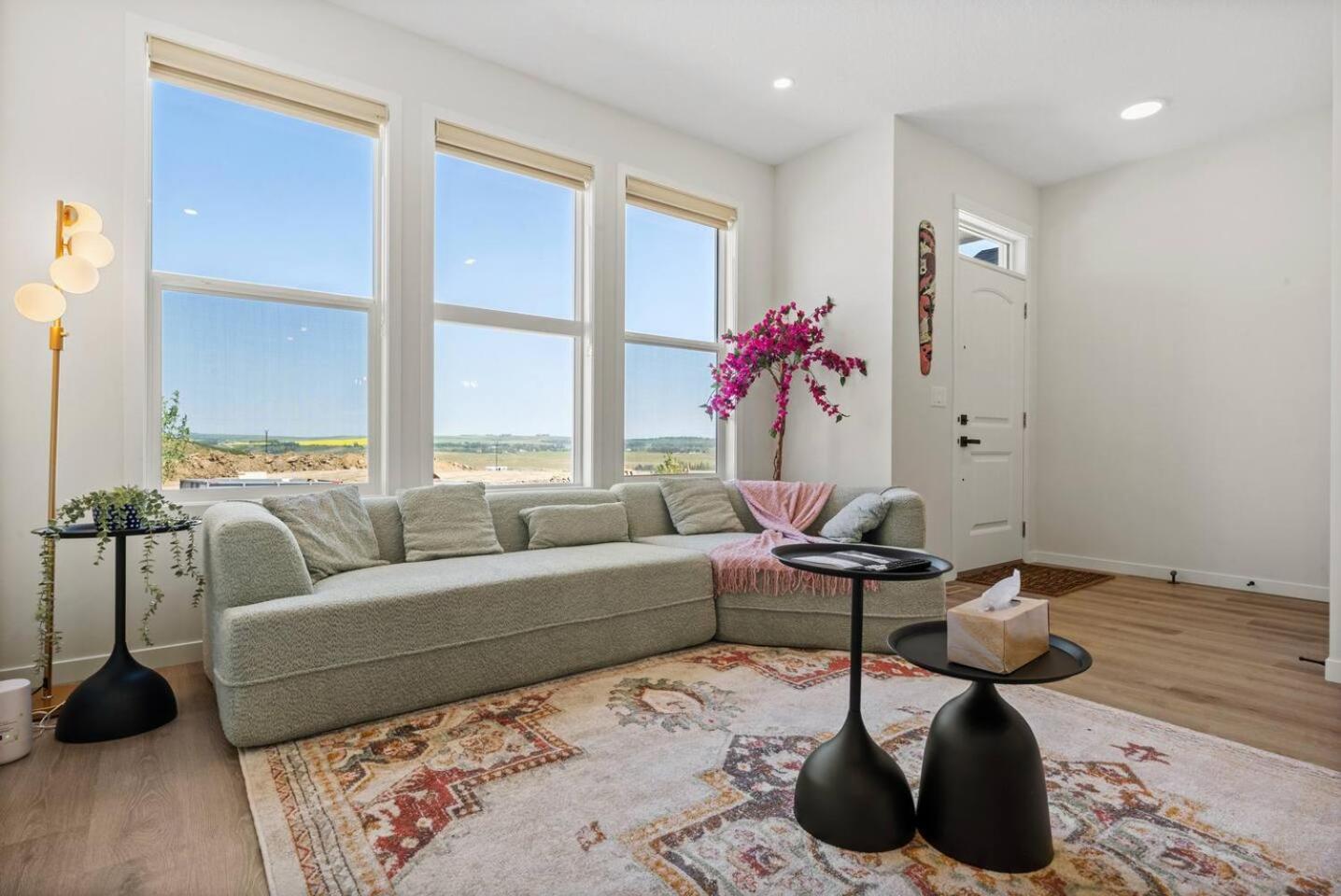 Entire 4 Bedroom House Including Basement with King Size Bed, Upgrade Your Stay, Netflix, Sleeps 14