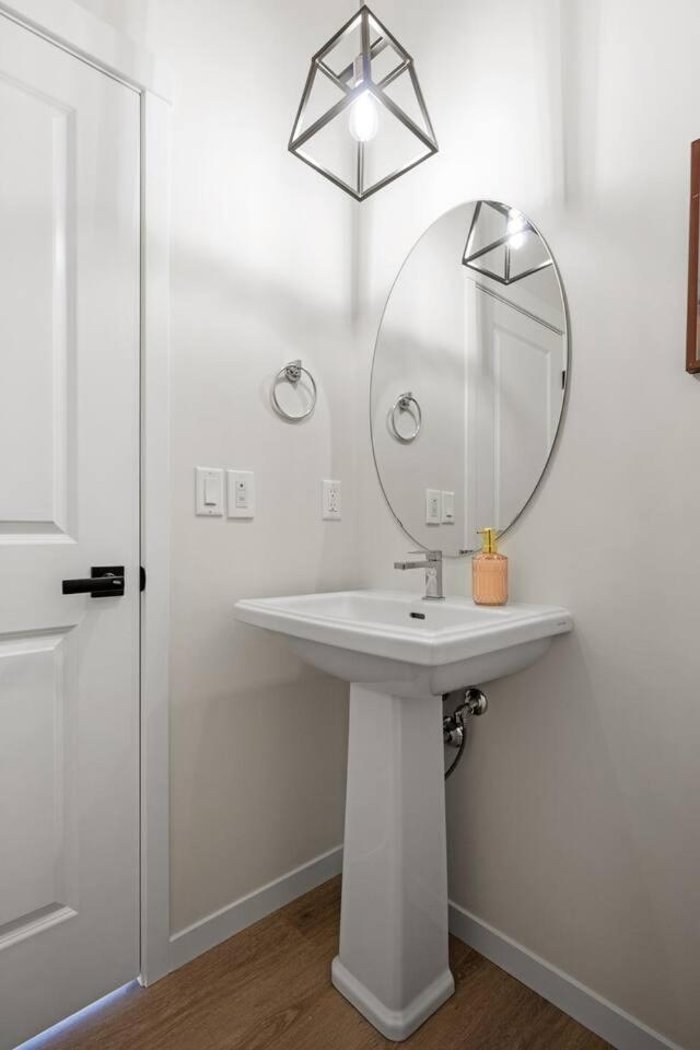 Entire 4 Bedroom House Including Basement with King Size Bed, Upgrade Your Stay, Netflix, Sleeps 14