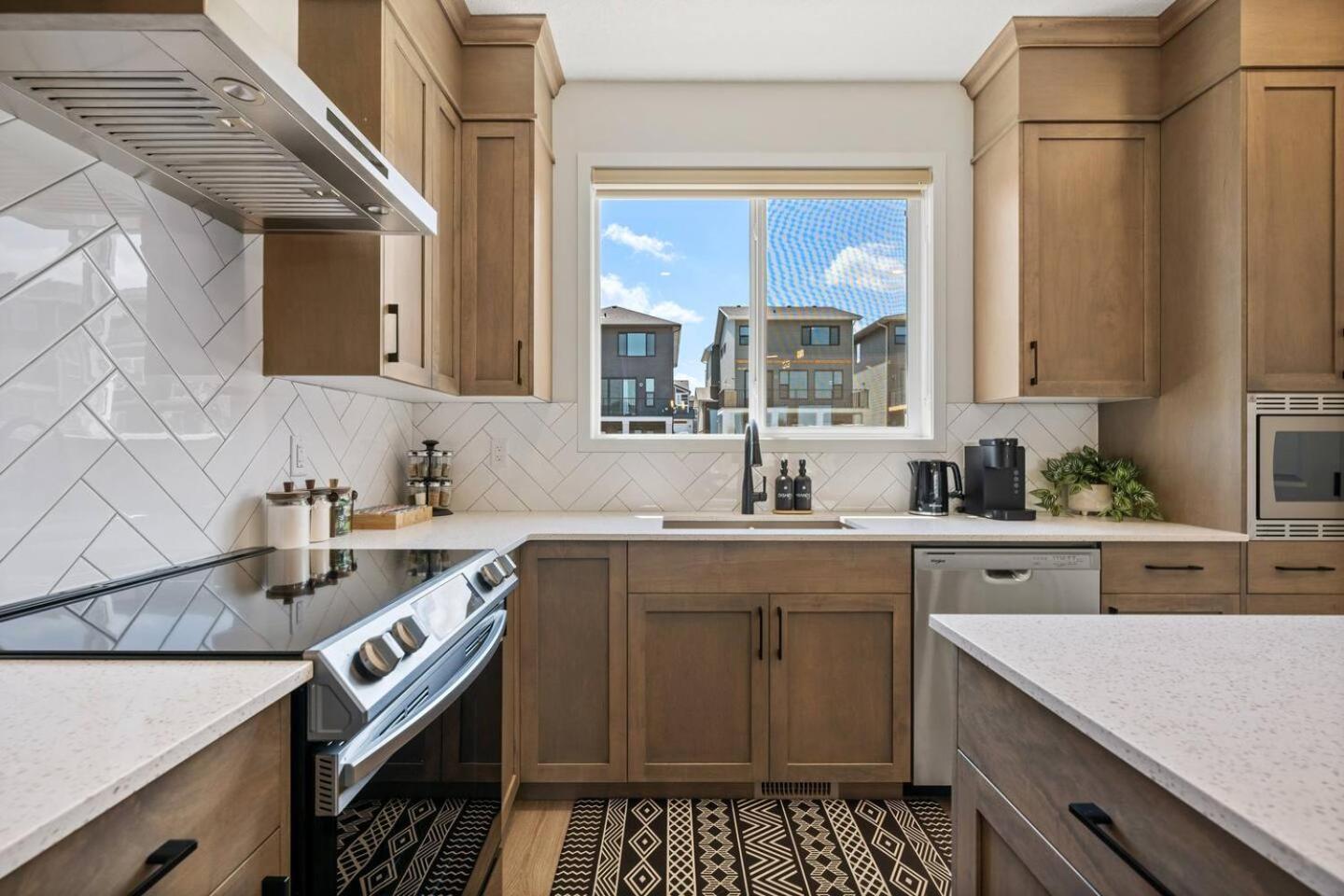 Entire 4 Bedroom House Including Basement with King Size Bed, Upgrade Your Stay, Netflix, Sleeps 14