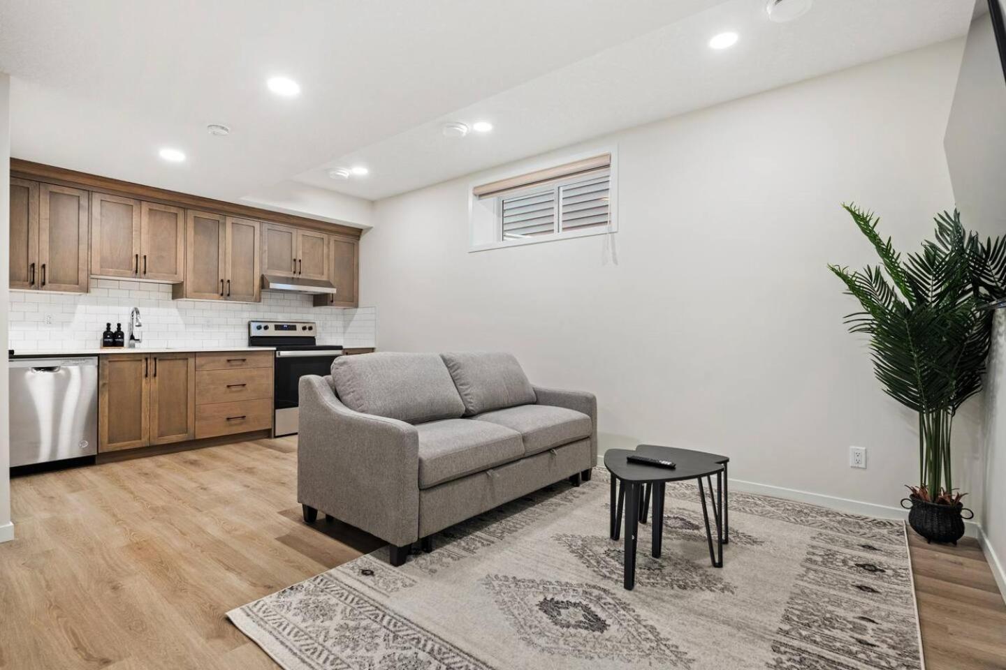 Entire 4 Bedroom House Including Basement with King Size Bed, Upgrade Your Stay, Netflix, Sleeps 14