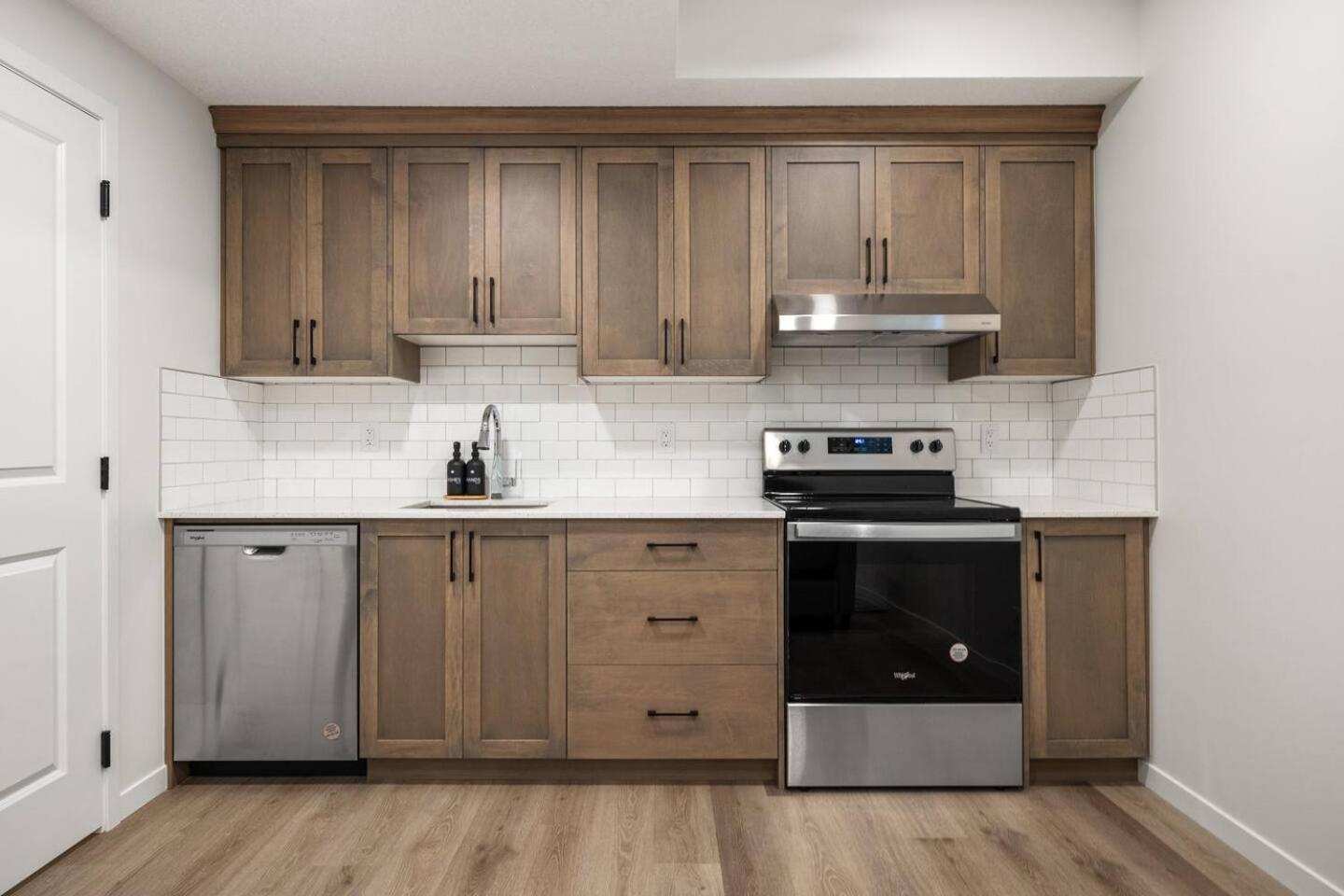 Entire 4 Bedroom House Including Basement with King Size Bed, Upgrade Your Stay, Netflix, Sleeps 14