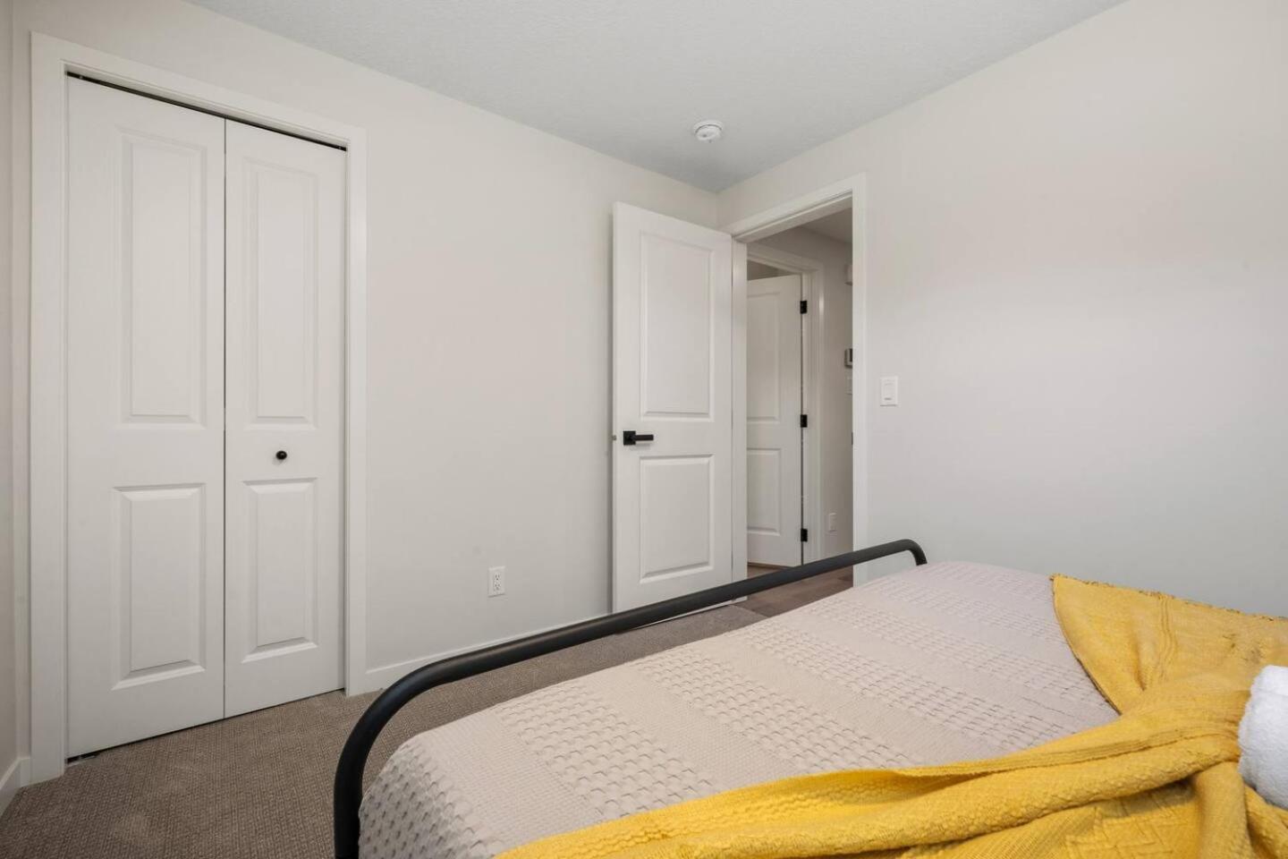 Entire 4 Bedroom House Including Basement with King Size Bed, Upgrade Your Stay, Netflix, Sleeps 14