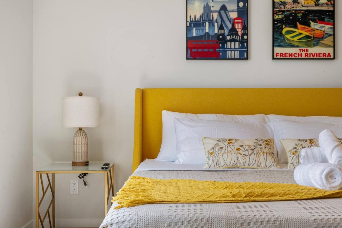Entire 4 Bedroom House Including Basement with King Size Bed, Upgrade Your Stay, Netflix, Sleeps 14
