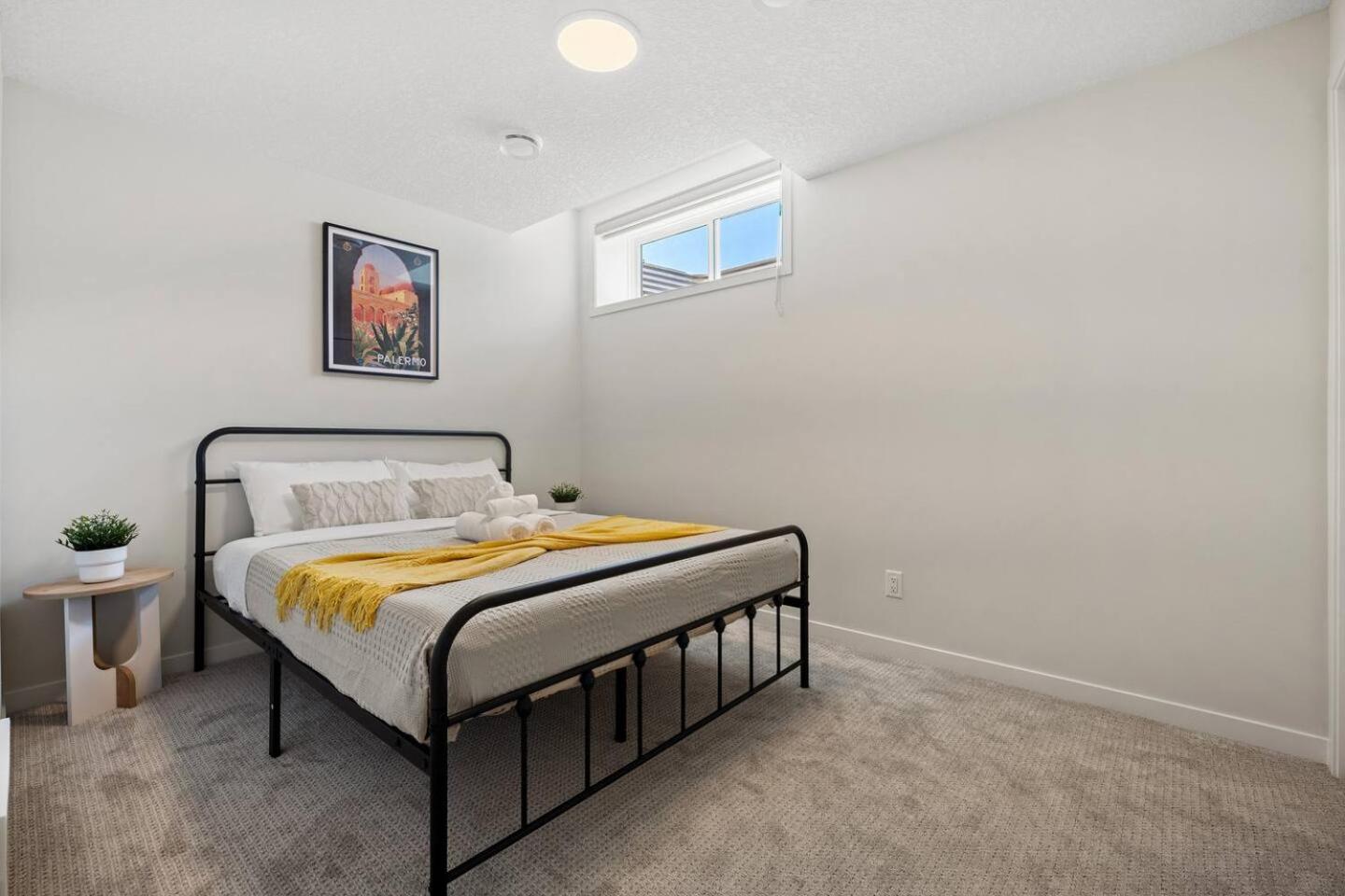 Entire 4 Bedroom House Including Basement with King Size Bed, Upgrade Your Stay, Netflix, Sleeps 14