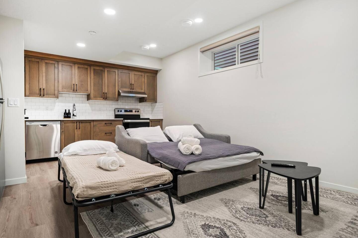 Entire 4 Bedroom House Including Basement with King Size Bed, Upgrade Your Stay, Netflix, Sleeps 14