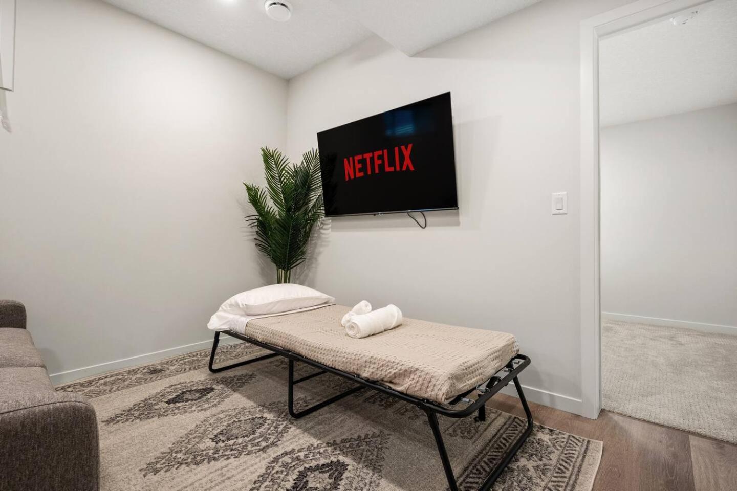 Entire 4 Bedroom House Including Basement with King Size Bed, Upgrade Your Stay, Netflix, Sleeps 14