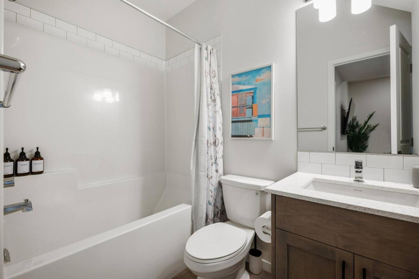 Entire 4 Bedroom House Including Basement with King Size Bed, Upgrade Your Stay, Netflix, Sleeps 14