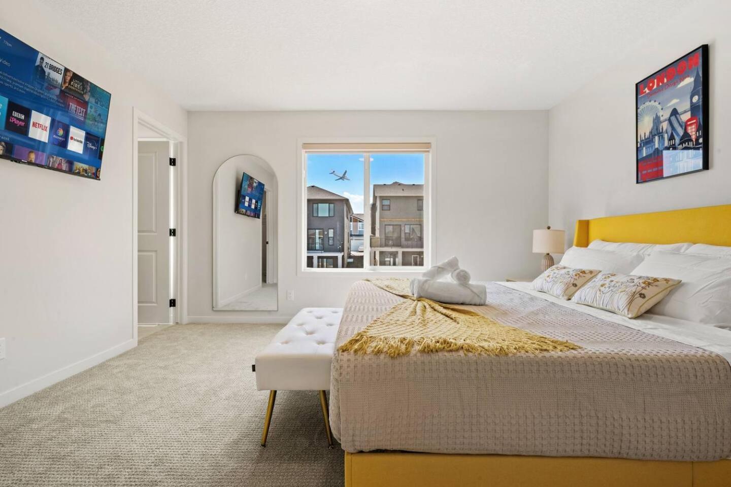Entire 4 Bedroom House Including Basement with King Size Bed, Upgrade Your Stay, Netflix, Sleeps 14