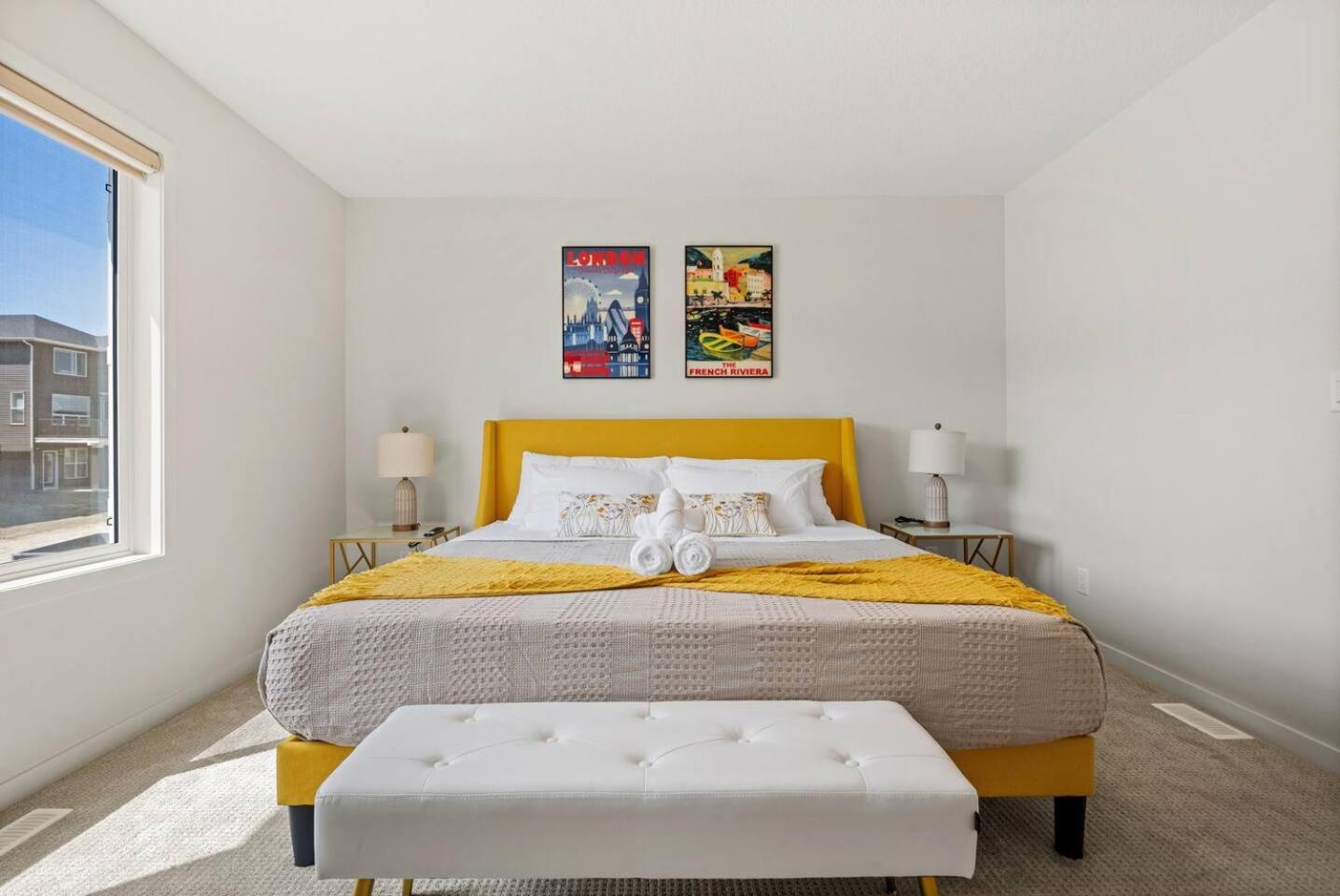 Entire 4 Bedroom House Including Basement with King Size Bed, Upgrade Your Stay, Netflix, Sleeps 14