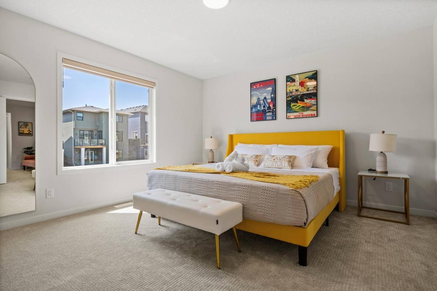 Entire 4 Bedroom House Including Basement with King Size Bed, Upgrade Your Stay, Netflix, Sleeps 14