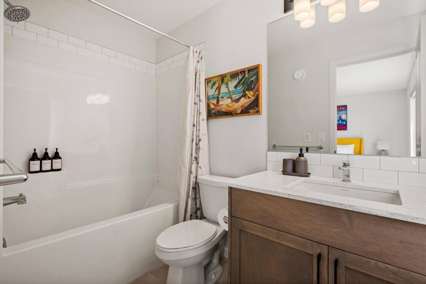 Entire 4 Bedroom House Including Basement with King Size Bed, Upgrade Your Stay, Netflix, Sleeps 14