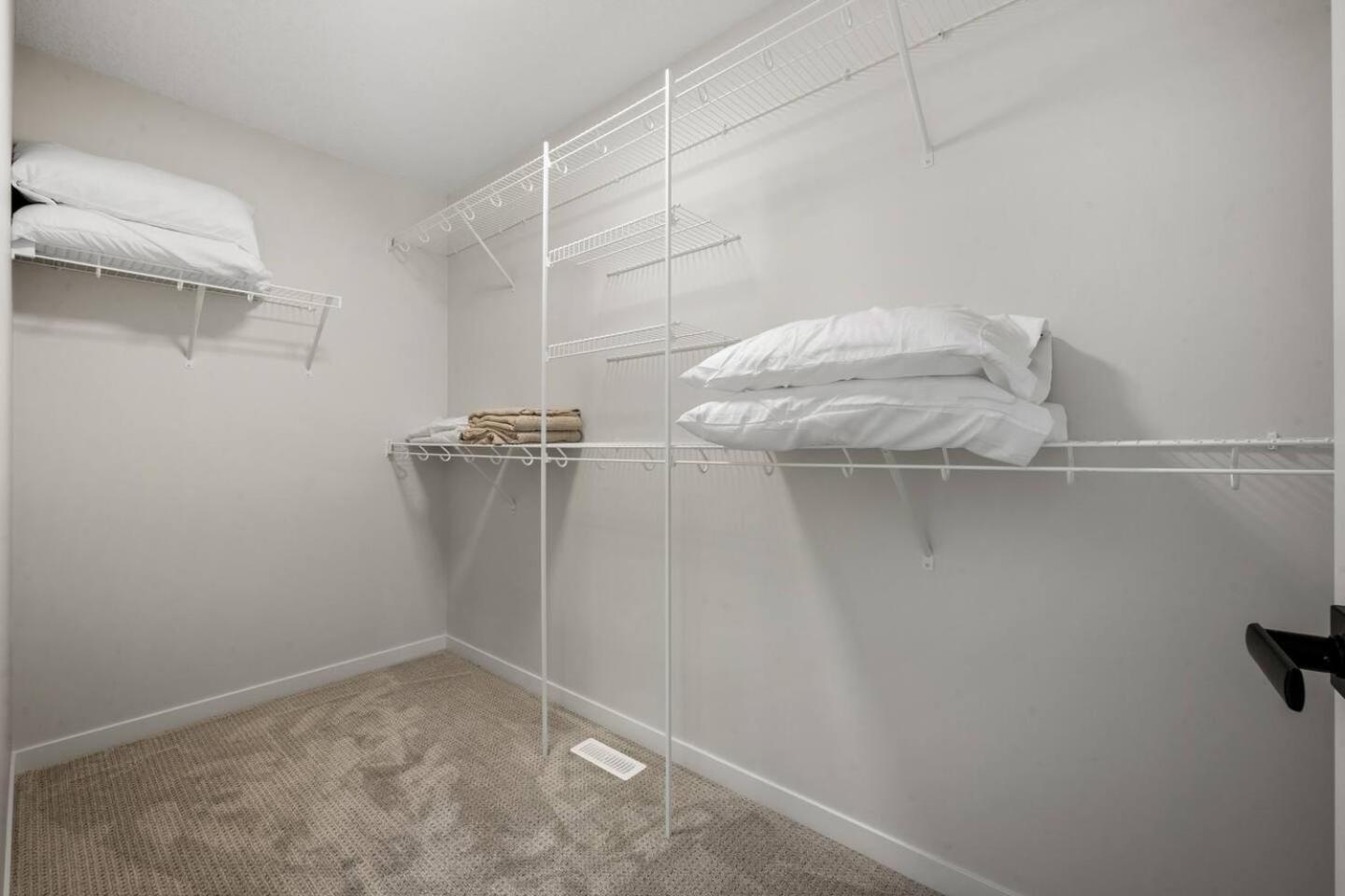 Entire 4 Bedroom House Including Basement with King Size Bed, Upgrade Your Stay, Netflix, Sleeps 14