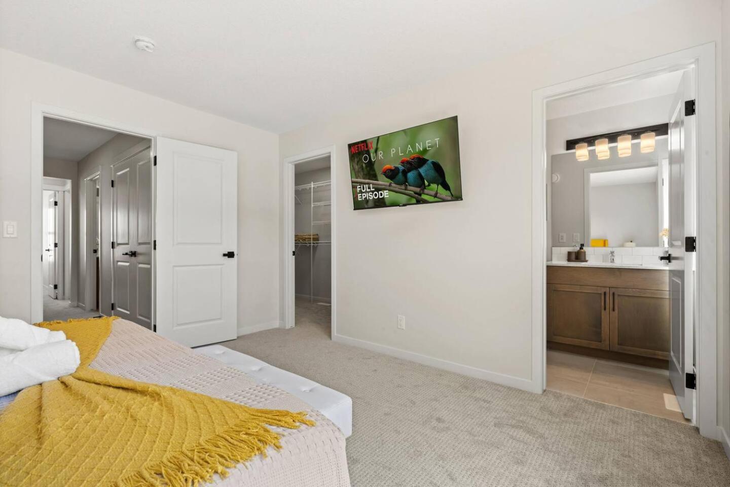 Entire 4 Bedroom House Including Basement with King Size Bed, Upgrade Your Stay, Netflix, Sleeps 14