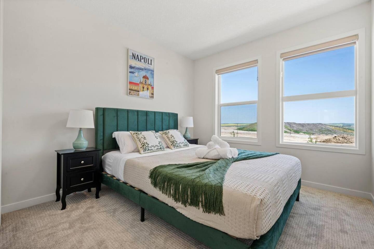 Entire 4 Bedroom House Including Basement with King Size Bed, Upgrade Your Stay, Netflix, Sleeps 14