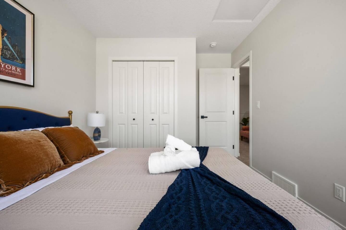 Entire 4 Bedroom House Including Basement with King Size Bed, Upgrade Your Stay, Netflix, Sleeps 14